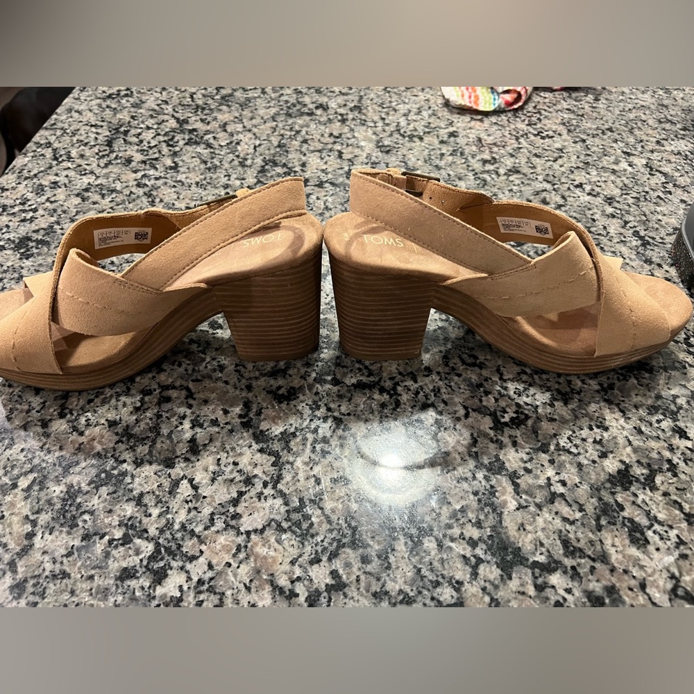 NWOT Toms heeled sandal, tan